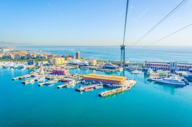 Torre del rellotg 'un hakim olduğu Barcelona limanının görünümü