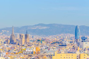 Barcelona, Spai 'deki Katedral ve Torre Agbar' ın hava manzarası