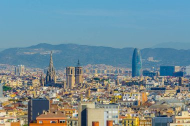 Barcelona, Spai 'deki Katedral ve Torre Agbar' ın hava manzarası
