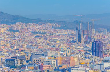 Montjuic Kalesi, İspanya 'dan Barcelona ve Sagrada Familia' nın hava manzarası