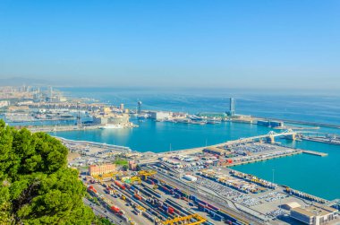 Barcelona, Spai limanının endüstriyel kısmının havadan görünüşü