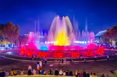 Barselona 'daki sihirli çeşmenin gece manzarası, Spai