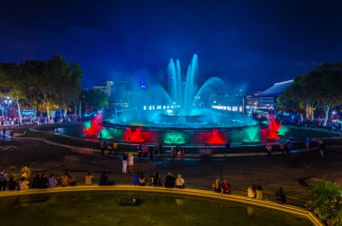 Barselona 'daki sihirli çeşmenin gece manzarası, Spai