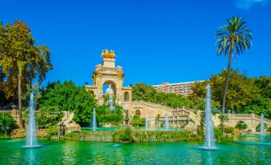 Barcelona, İspanya 'daki Ciutadella Parkı' ndaki Cascada anıtsal çeşmesi.