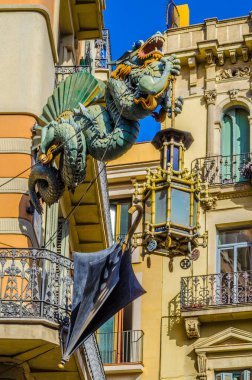 Bruno Cuadros 'un şemsiye ve ejderha heykeliyle süslenmesiyle ünlü manzarası