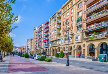 İnsanlar Logrono 'da bir sokakta geziniyor.