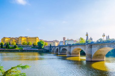 İspanya 'nın Logron şehrindeki Puente de Piedra manzarası
