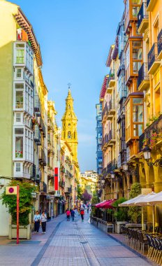 İnsanlar Logrono 'da bir sokakta geziniyor.