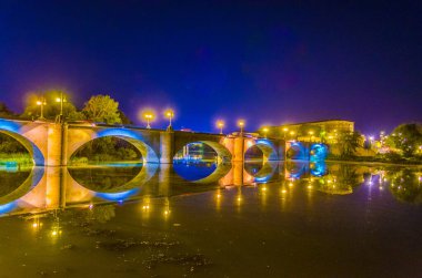 İspanyol Logron 'undaki aydınlanmış puente de piedra manzarası