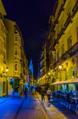 İnsanlar gece boyunca Logrono 'da bir sokakta dolaşıyorlar.