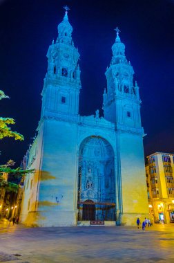 İspanya 'nın Logron şehrindeki Santa Maria de La Redonda Concatedral' ın gece manzarası