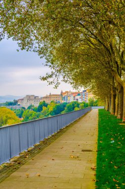 Pamplona 'nın kenarına bakan bir sokak manzarası, spai