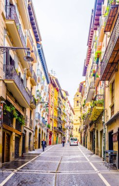 Pamplona, Spai 'de bir sokakta renkli evler