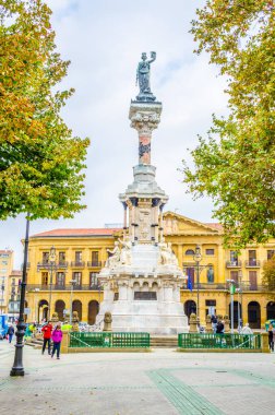 İnsanlar Pamplona, Spai 'deki Paşeo de Pablo Sarasete' nin sonundaki Los Fueros Anıtı 'na doğru yürüyorlar.