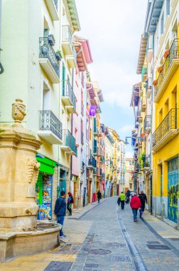 Pamplona, Spai 'de bir sokakta renkli evler