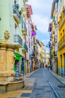 Pamplona, Spai 'de bir sokakta renkli evler