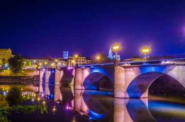 İspanyol Logron 'undaki aydınlanmış puente de piedra manzarası