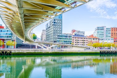 Bilbao, Spai 'deki Zubizuri köprüsü ile Nervion nehrinin kıyısında.