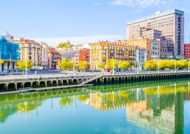 Bilbao, Spai 'deki Zubizuri köprüsü ile Nervion nehrinin kıyısında.