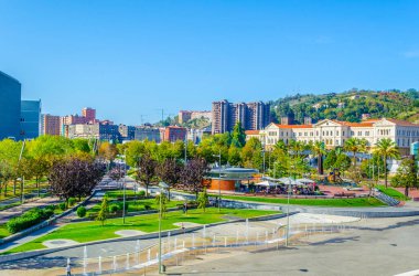 Bilbao, Spai Üniversitesi ile Nervion Nehri 'nin kıyısında.