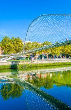 Bilbao, Spai 'deki Zubizuri köprüsü ile Nervion nehrinin kıyısında.