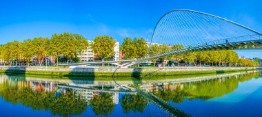 Bilbao, Spai 'deki Zubizuri köprüsü ile Nervion nehrinin kıyısında.