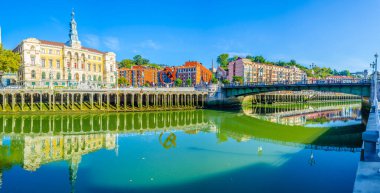 Nervion nehrinin rıhtımı Bilbao, Spai 'deki belediye binasının yanında.