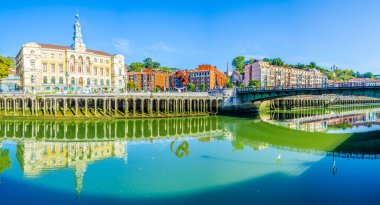 Nervion nehrinin rıhtımı Bilbao, Spai 'deki belediye binasının yanında.