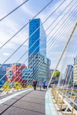 İnsanlar Bilbao, Spai 'deki Zubizuri köprüsünden geçiyorlar.