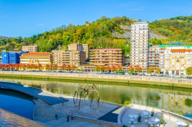 Bilbao, Spai 'deki Nervion nehrinin kıyısında.