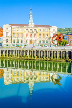 Nervion nehrinin rıhtımı Bilbao, Spai 'deki belediye binasının yanında.