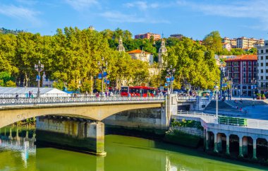 Bilbao, Spai 'deki Nervion nehrinin kıyısında.