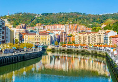 Nervion nehrinin rıhtımı Bilbao, Spai 'deki belediye binasının yanında.