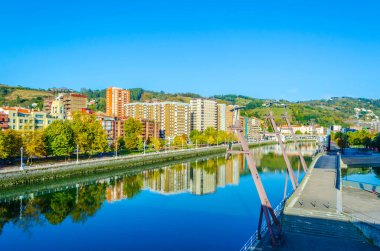 Bilbao, Spai 'deki Nervion nehrinin kıyısında.