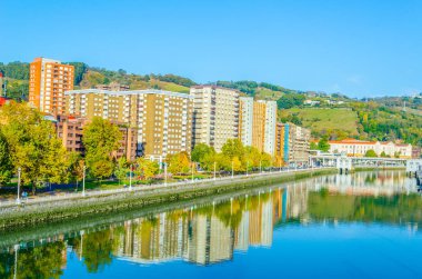 Bilbao, Spai 'deki Nervion nehrinin kıyısında.