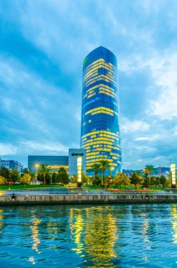 Bilbao, Spai 'deki Iberdrola gökdeleninin gün batımı manzarası
