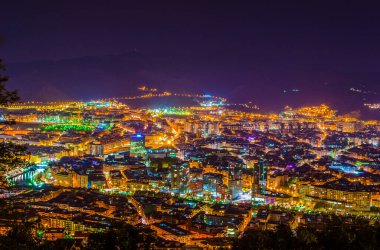 Artxanda tepesinden Bilbao 'nun gece hava görüntüsü, Spai