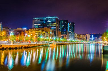 Bilbao, Spai 'deki Nervion nehrinin gece manzarası.