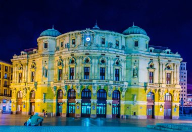 İspanya 'nın Bilba kentindeki Arriaga tiyatrosunun gece manzarası