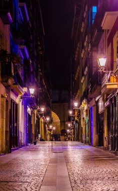 Bilbao, Spai 'nin dar bir sokağının gece manzarası.