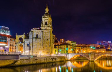 Bilbao, Spai 'deki San Anton Kilisesi gece görüşü