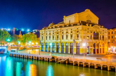 İspanya 'nın Bilba kentindeki Arriaga tiyatrosunun gece manzarası