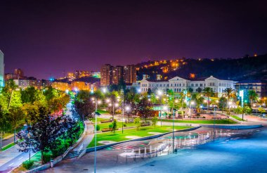 Bilbao, Spai Üniversitesi ile Nervion Nehri 'nin rıhtım manzarası