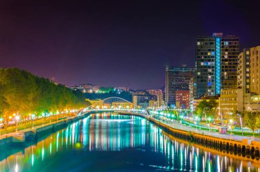 Bilbao, Spai 'deki Nervion nehrinin gece manzarası.