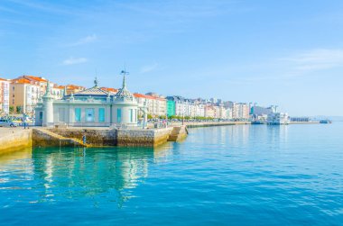 Santander, Spai 'deki saray ambargosunun hakim olduğu sahil geçidi manzarası.