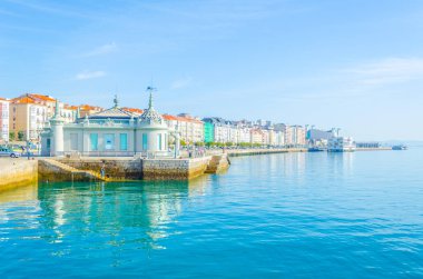 Santander, Spai 'deki saray ambargosunun hakim olduğu sahil geçidi manzarası.