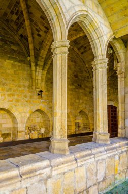 Santander Katedrali 'nin manastırının gotik kemerlerinin görüntüsü, spai