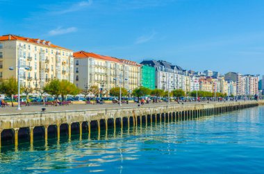 İnsanlar Santander, Spai 'de geziniyorlar.