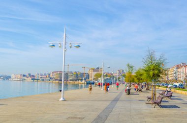 İnsanlar Santander, Spai 'de geziniyorlar.