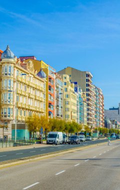 İnsanlar Santander, Spai 'de bir sokakta geziniyor.